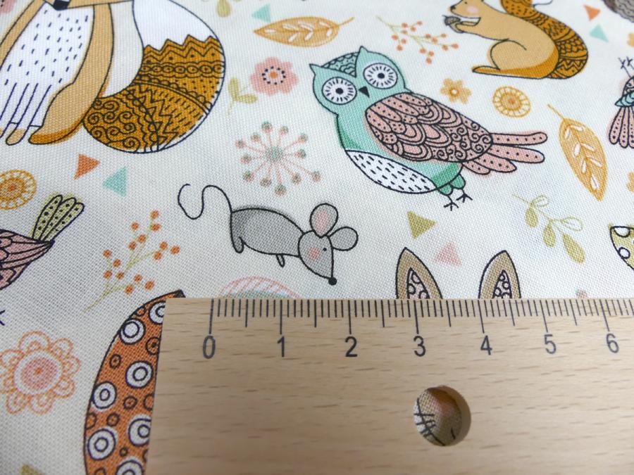 Patchworkstoff aus der Serie Doodle Days mit Eichhörnchen Fuchs Uhu Igel von Makower Detailansicht mit Maß